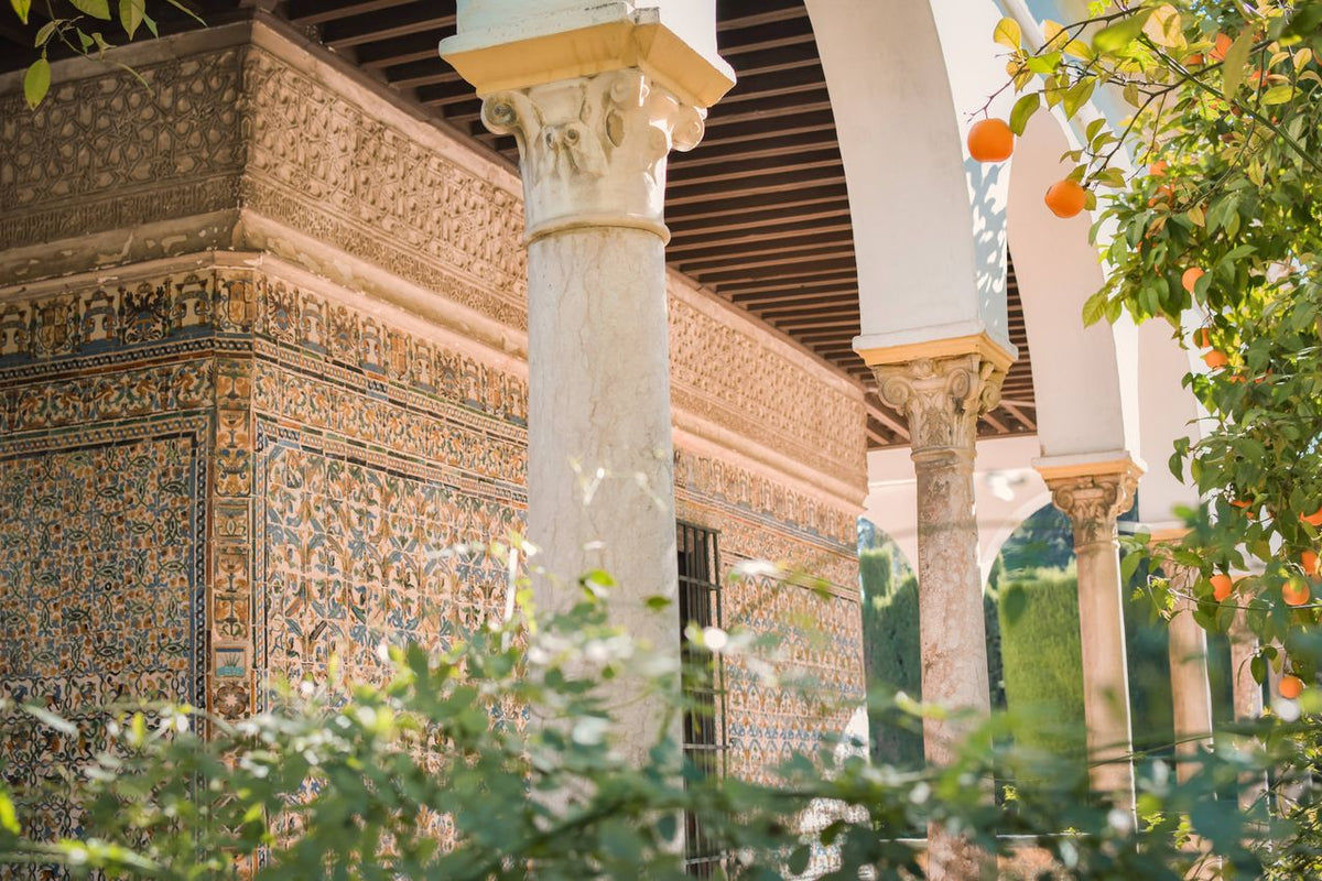 Patio andaluz con columnas y azulejos en Sevilla