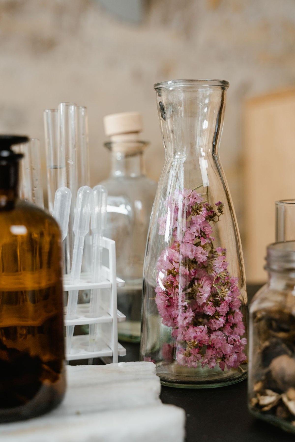 Frascos y materias primas del taller de perfumería